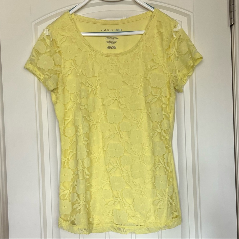 🍓 2 for $13 Van Heusen Yellow Floral Lace shirt in Medium